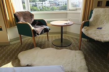 ムートン　茶色と白のチェック柄ラグ ふわふわファーラグ ラウンドマット ホワイト｜おしゃれな